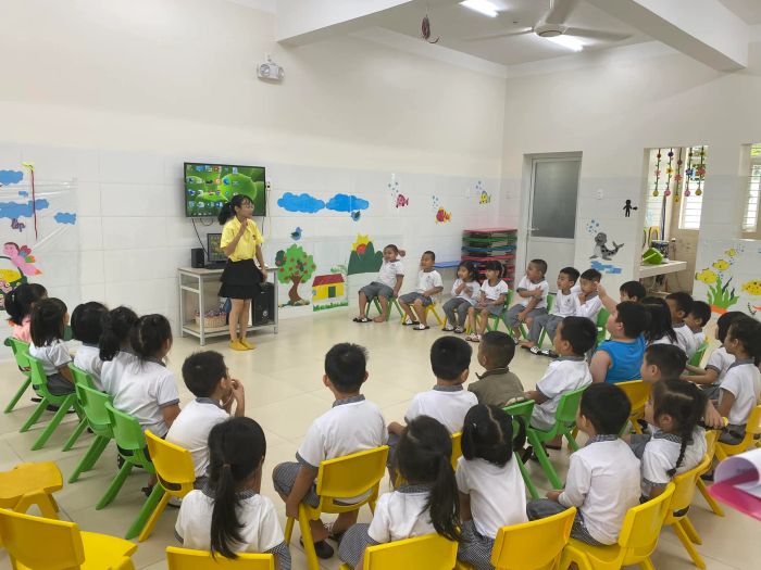 Elite International - Hình ảnh 2: Giờ học tương tác sôi nổi giữa giáo viên và học viên