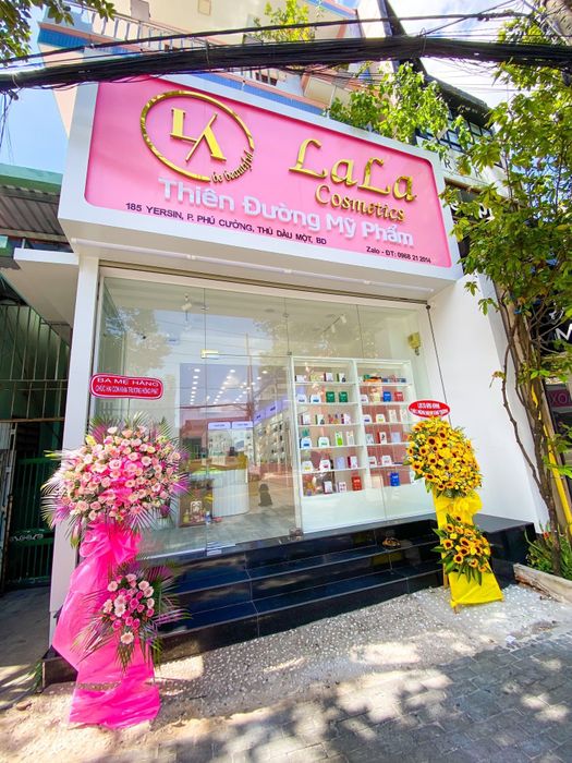 Không gian mua sắm tại LaLa Cosmetics