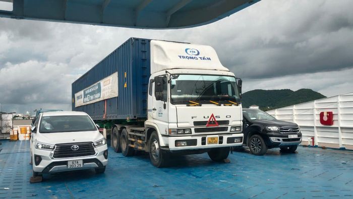 Hình ảnh đội xe tải đa tải trọng hiện đại của Vận Tải Trọng Tấn
