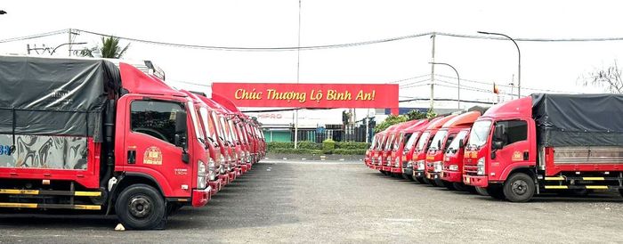 Hình ảnh đội xe vận tải chuyên nghiệp của Phượng Hoàng