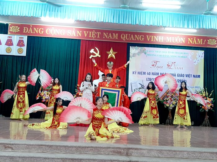 Hình ảnh sinh viên thực hành tại các trang trại mô hình của trường