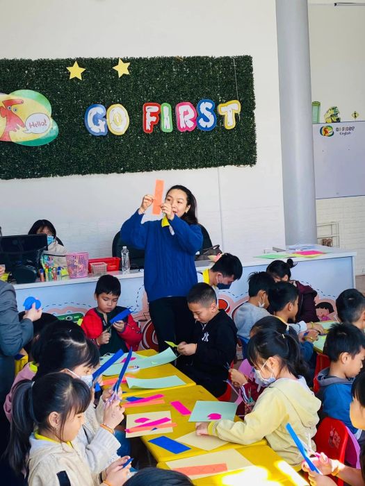 Trung Tâm Tiếng Anh Go First - Hình ảnh 2: Giờ học tương tác sôi nổi với phương pháp giảng dạy hiện đại