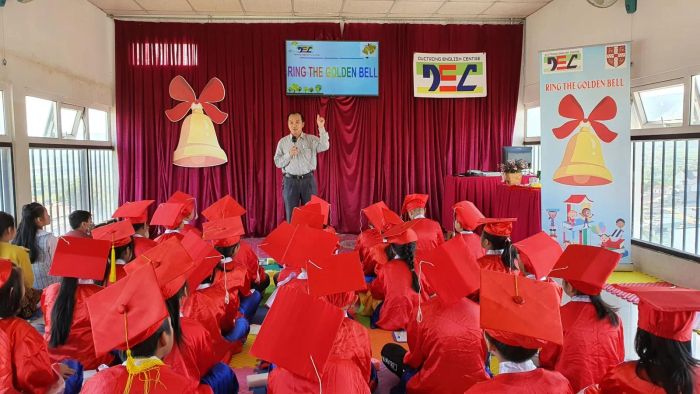 Duc Trong English Center (DEC) - Hình ảnh 2: Môi trường tương tác sáng tạo, nơi mỗi bài học là một trải nghiệm đáng nhớ.