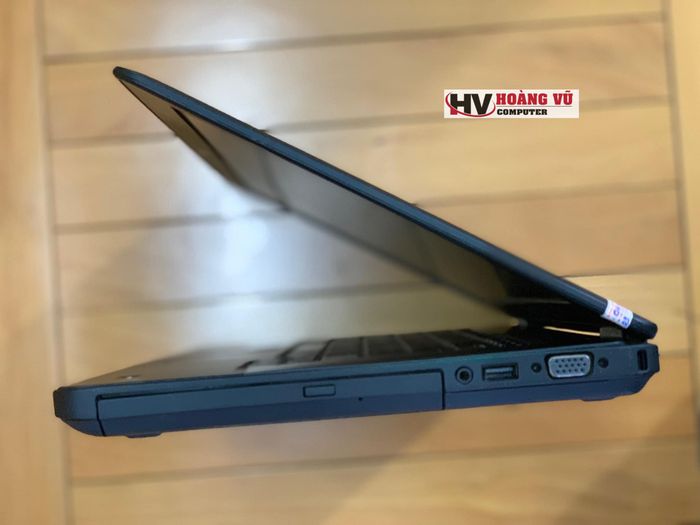 Không gian trưng bày hiện đại tại Hoàng Vũ Laptop Quảng Ngãi