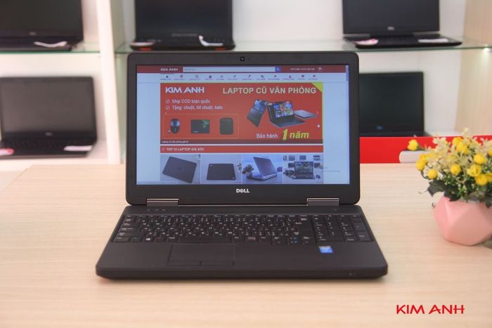 Không gian trưng bày sản phẩm tại Laptop Kim Anh Quảng Ngãi