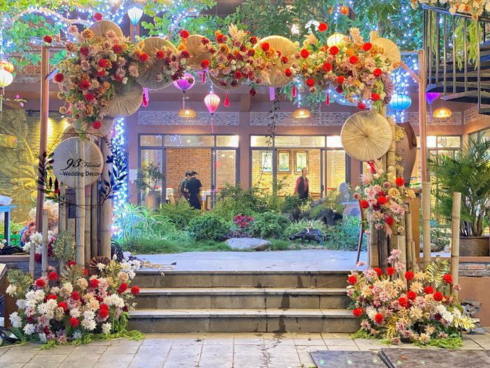 93 Florist & Wedding Decor ảnh 1 - Khung hình đẹp về không gian tiệc cưới ngập tràn hoa tươi, nơi tình yêu kết thành đóa hoa rực rỡ