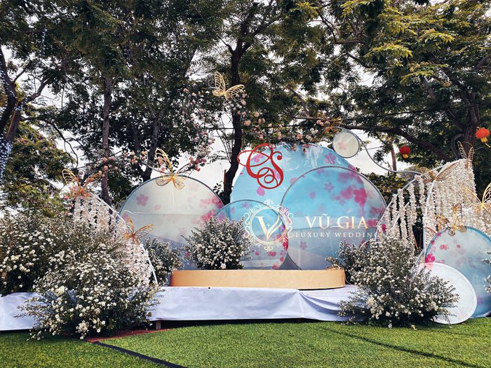 Vũ Gia Luxury Wedding ảnh 2 - Khung hình lộng lẫy về không gian tiệc cưới cao cấp, nơi ánh sáng và hoa tươi hòa quyện tạo nên kiệt tác