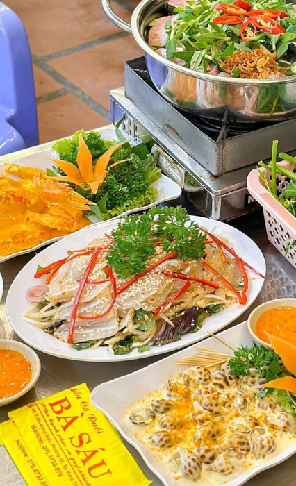 Hình ảnh không gian ẩm thực đặc trưng tại Lẩu cá đuối Bà Sáu