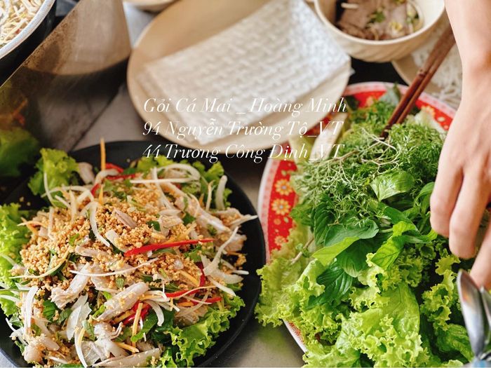 Không gian ấm cúng và món ngon đặc trưng tại Lẩu cá đuối Hoàng Minh