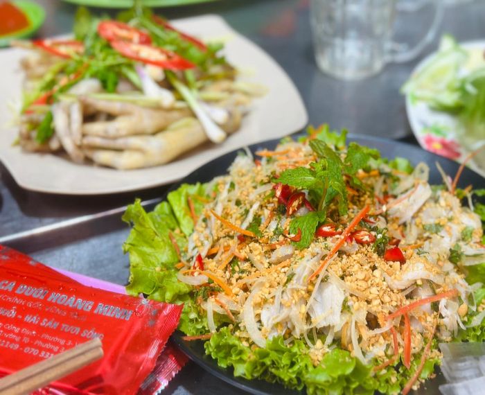 Không gian ấm cúng và món ngon đặc trưng tại Lẩu cá đuối Hoàng Minh