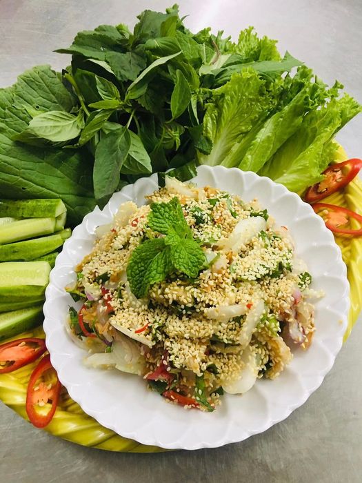 Không gian ấm cúng và món ngon đặc trưng tại Quán Loan