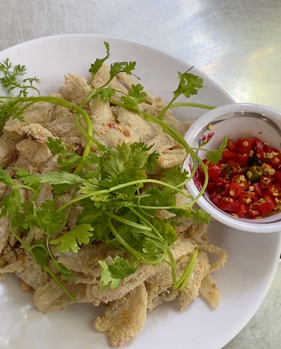 Không gian ấm cúng và món ngon đặc trưng tại Quán ăn Vườn Xoài