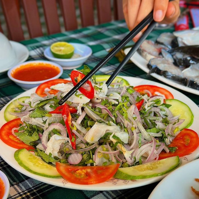 Hình ảnh không gian ấm cúng tại Quán Gỏi cá Ba Hưng