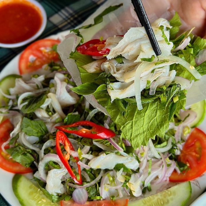 Không gian ấm cúng và món ngon đặc trưng tại Gỏi cá Ba Hưng