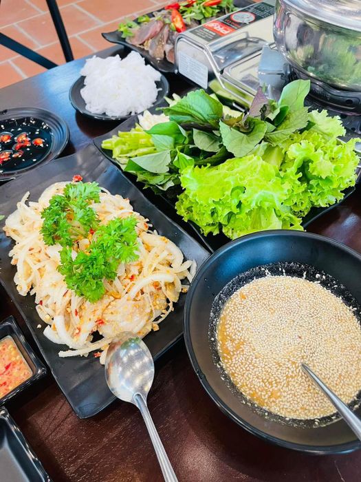 Hình ảnh món gỏi cá mai đặc sản tại Ốc Vy Quán