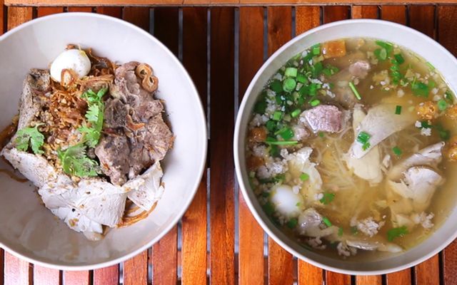 Hình ảnh tô hủ tiếu vàng ươm đầy hấp dẫn tại Bà Pèo