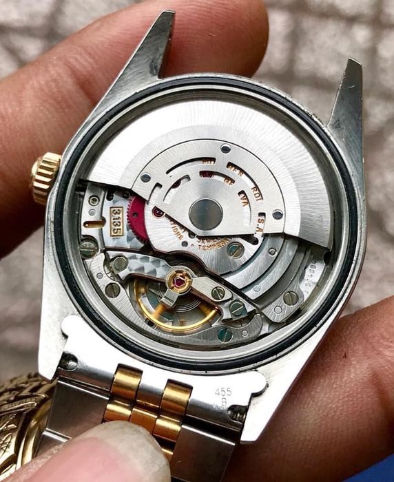 Hình ảnh quy trình thay pin chuẩn tại Đồng Hồ Thanh Cường