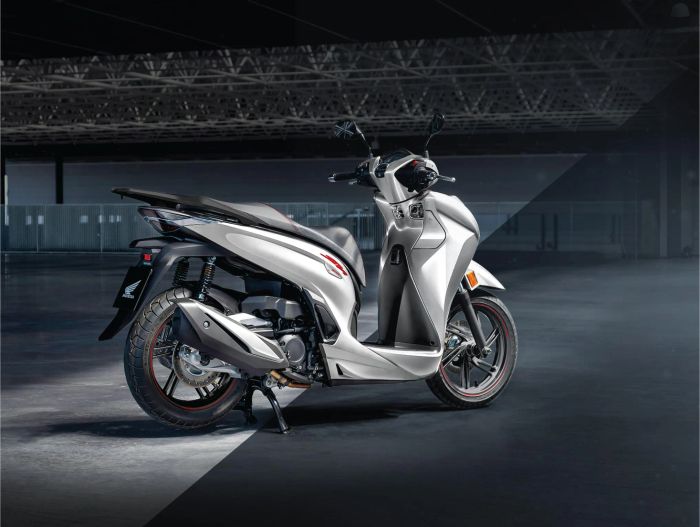 Honda Đông Ngàn qua góc nhìn mới - Ảnh 2 khắc họa không gian showroom hiện đại, nơi những chiếc xe được trưng bày tinh tế.