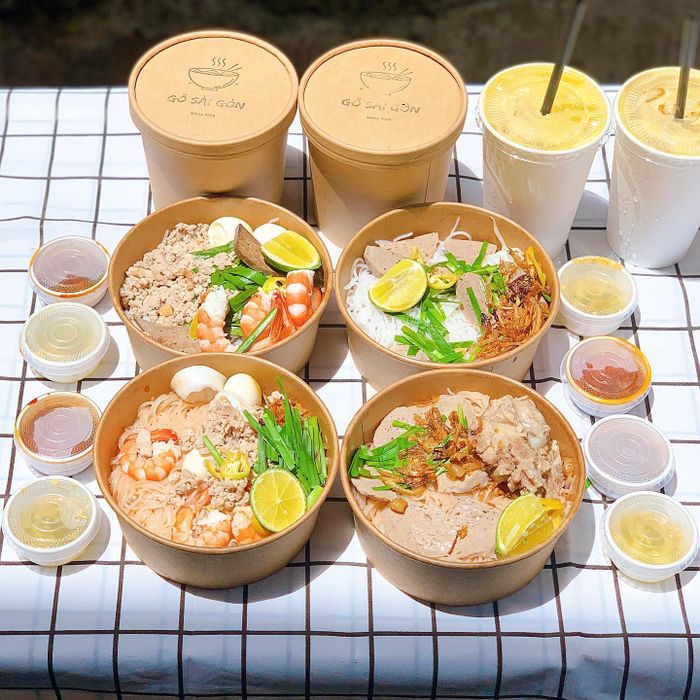 Hình ảnh tô hủ tiếu đầy màu sắc tại Gõ Sài Gòn