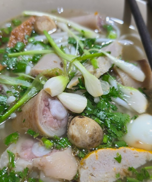 Tô bánh canh chả cá vàng ươm hấp dẫn tại quán 13 Tuyên Quang