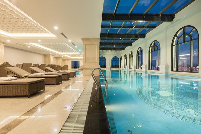 Bể bơi 4 mùa Melia Vinpearl - góc nhìn đầu tiên qua ống kính, nơi làn nước trong xanh hòa cùng kiến trúc sang trọng tạo nên khung cảnh đẹp mê hồn.