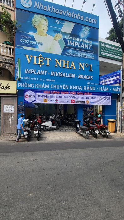 Hình ảnh phòng khám hiện đại và đội ngũ bác sĩ chuyên nghiệp tại Nha khoa Việt Nha
