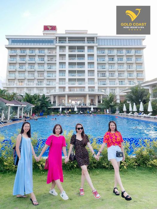 Góc nhìn nghệ thuật về Bể Bơi Gold Coast Hotel - nơi kiến trúc hiện đại hòa quyện cùng thiên nhiên, tạo nên những khoảnh khắc nghỉ dưỡng đáng nhớ.