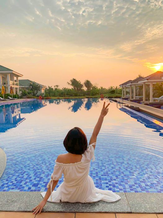 Bể Bơi Gold Coast Hotel qua ống kính - nơi ánh nắng vàng hòa quyện cùng làn nước biếc, tạo nên khung cảnh nghỉ dưỡng đẹp như mơ.