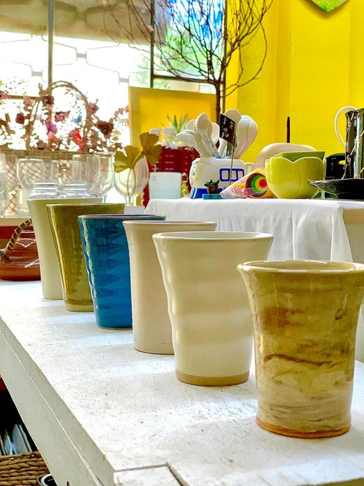 Ngôi nhà vàng đặc trưng của Tiệm Gốm Trên Đồi