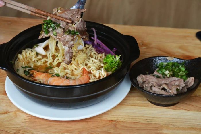 Không gian trẻ trung và những tô mì cay hấp dẫn tại Gochu Vinh