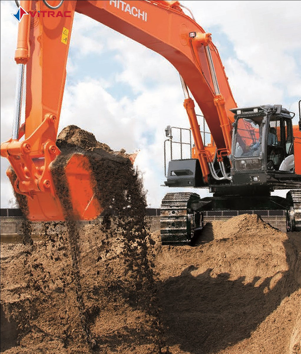 Cận cảnh máy xúc đào Hitachi với thiết kế bánh xích vuông đặc trưng