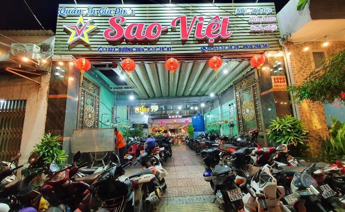 Không gian sang trọng tại Quán Ăn Gia Đình Sao Việt