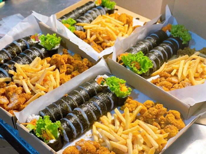 Không gian ẩm thực đa sắc tại Mỳ Cay Seoul Vinh với các món phụ hấp dẫn