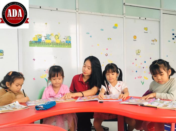 Hình ảnh lớp học sôi động tại Trung tâm Ngoại ngữ ADA Đức Phổ