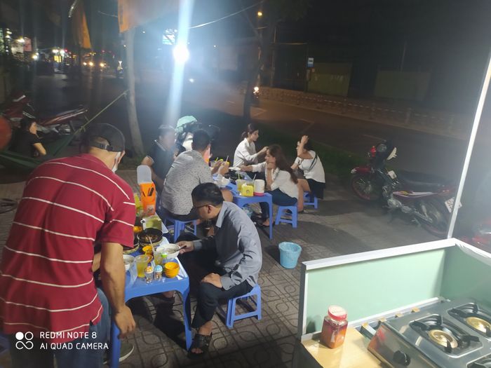 Không gian quán vỉa hè thoáng đãng, sạch sẽ tại Cán Anh - Ảnh 3
