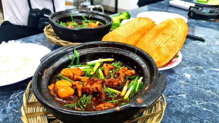 Hình ảnh 1 - Ếch kho Singapore kèm bánh mì giòn tại Su Bin