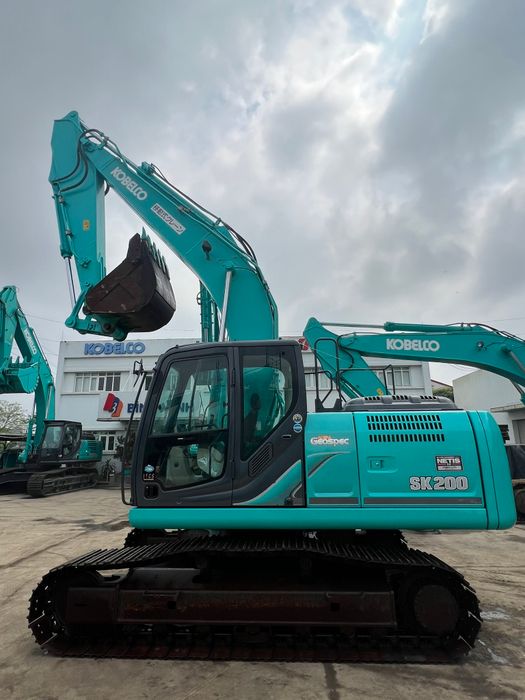 Hình ảnh máy xúc đào Kobelco đang hoạt động tại công trường