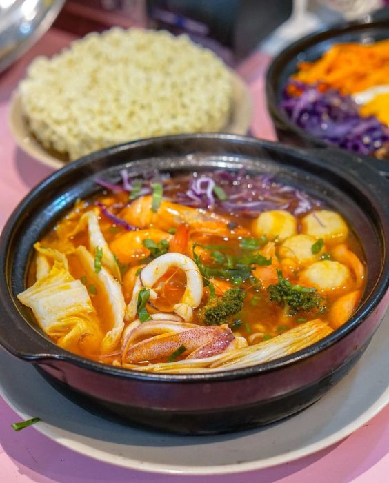 Hình ảnh tô mỳ cay chuẩn vị Hàn tại Chè Long Béo
