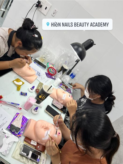 Học viên thực hành kỹ thuật nối mi chuyên nghiệp