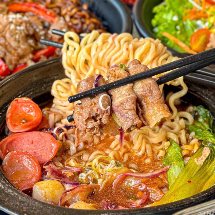 Không gian sang trọng và những tô mì cay hấp dẫn tại Mì Cay Sasin
