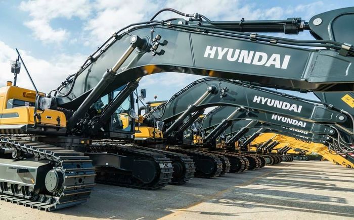 Cận cảnh máy xúc Hyundai với thiết kế bánh xích chắc chắn
