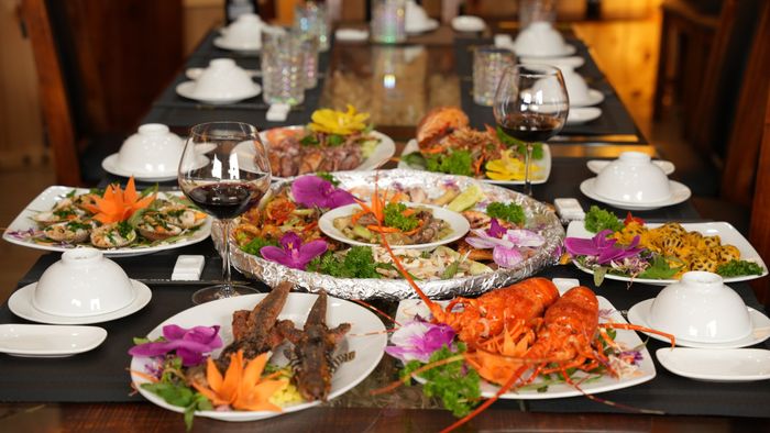 Bữa tiệc hải sản thịnh soạn tại Nhà Hàng Tri Kỷ