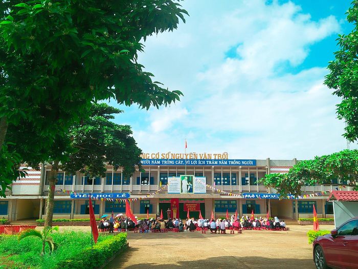 Hình ảnh ấn tượng về THCS Nguyễn Văn Trỗi - ngôi trường khang trang với cơ sở vật chất hiện đại, khuôn viên xanh mát tạo môi trường học tập lý tưởng.