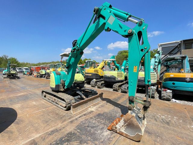 Hình ảnh cận cảnh máy xúc đào Yanmar - Thiết kế tối ưu cho công trường nhỏ
