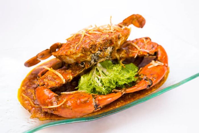 Món cua sốt ớt đỏ rực, bốc khói nghi ngút trong khung hình ấn tượng
