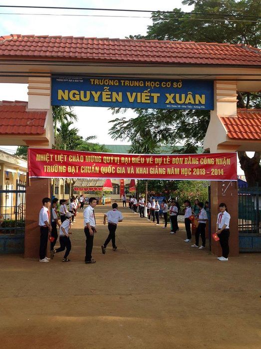 Khuôn viên tràn ngập sắc xanh tại Trường THCS Nguyễn Viết Xuân