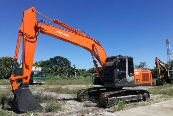 Hình ảnh máy xúc đào Hitachi đang hoạt động tại công trường khai thác