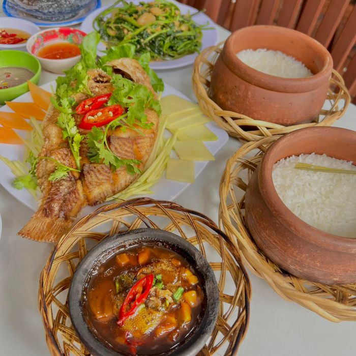Những niêu cơm vàng ươm hấp dẫn tại Cơm Niêu 55