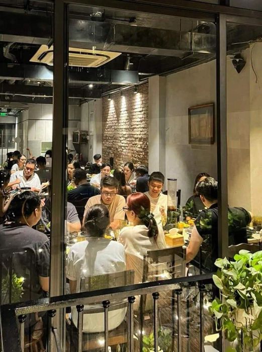 Khách thưởng thức bữa ăn tại nhà hàng - Ảnh 2