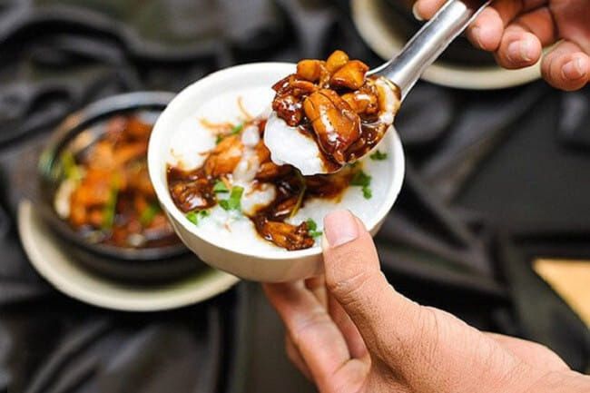Hình ảnh chân thực về tô cháo ếch Geylang Lor 9 bốc khói hấp dẫn